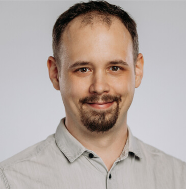 Headshot of Andras Taraszovics.