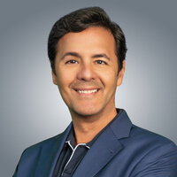Headshot of Oswald Méndez, Chief Marketing Officer at Canela Media