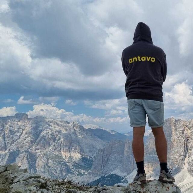 Getting to the top is a lot easier with Antavo. 🔝 ⛰️
Antavo sweaters keep our colleagues warm on the way. 👕🧗

#Antavo #Antavoeverywhere #vacation #Antavoteam #Antavowear #gettothetop