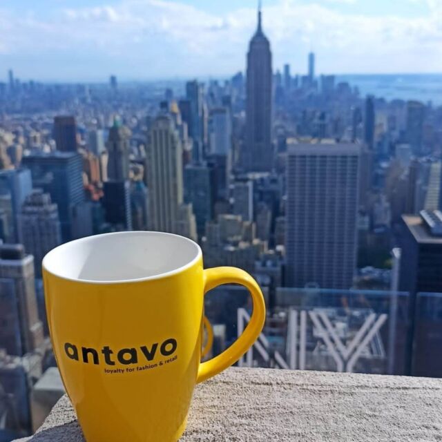 🌎 The Antavo mug continues traveling the world like a true globetrotter.

🍎 Not afraid of heights either, as this time it showed up in “The Big Apple”, on the top of the Rockefeller Tower.

Wondering where it will go next? Stay tuned!

#Antavo #Antavomug #Antavomugaroundtheworld #Antavoeverywhere #NewYorkCity #TheBigApple
